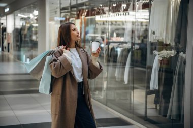 Alışveriş merkezinde güzel bir kadın var, alışveriş anlayışı..