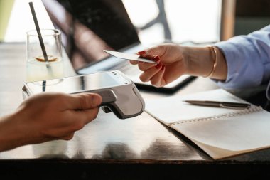 Restorandaki servisin parasını kadınlar ödüyor..