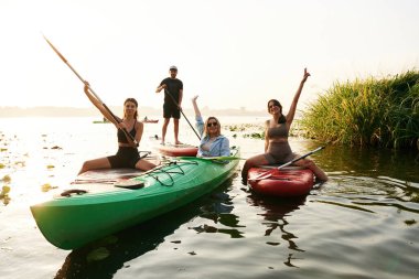 Gölde. Arkadaşlar yemek masalarında bir araya gelir..