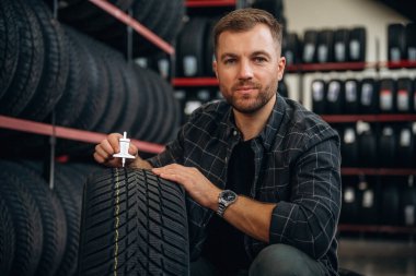 Tekerlekleri ve tekerlekleri olan tamirci var..