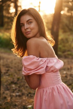 Kameraya bakıyorum. Pembe elbiseli güzel bayan ormanda..