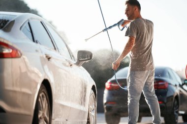 Araba yıkama gebeliği. Adam dışarıda arabasıyla bekliyor..