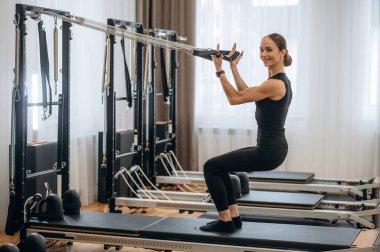 Spor seansı. Genç bayan antrenman malzemeleriyle spor salonunda..