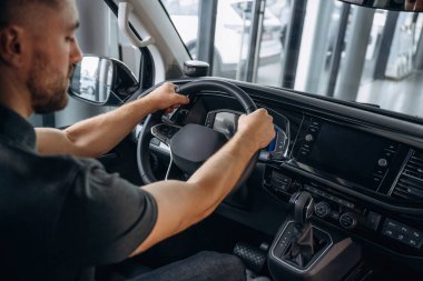 Adam arabada oturuyor, şoför..