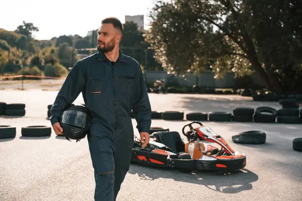 Yürüyüş yapıyorum, mola veriyorum. Erkekler açık havada, kart yarışı gebeliği..