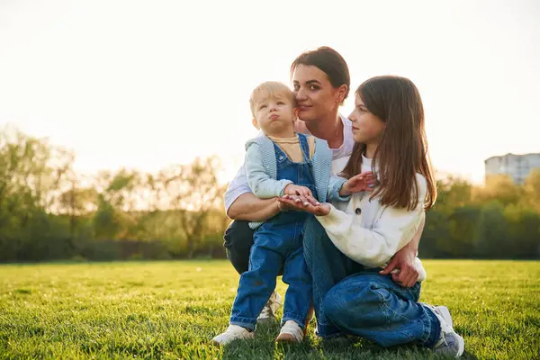 Anne ve kızı ve oğlu sahada birlikteler..