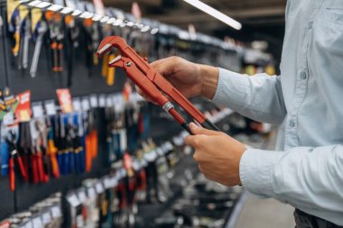 P anahtarı ellerde. Hırdavatçıda adamın elinin detaylı yakın görüntüsü.. 