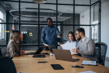 İş kavramı. Profesyonel işçiler modern ofiste birlikte çalışıyorlar..