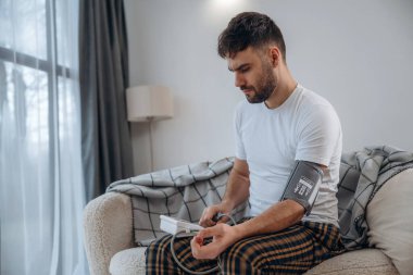 Odaklandım, oturdum ve kan basıncını ölçtüm. Hasta adam evde kendini kötü hissediyor..