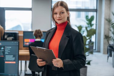 Tasarımcı takımı ofiste birlikte..