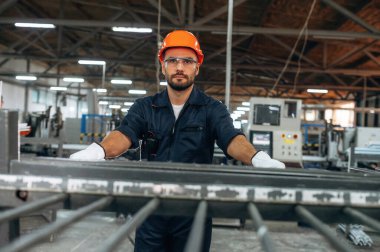Portre, ön manzara, ayakta durmak. İnsanlar modern fabrikada çalışıyor..