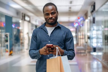 Siyah adam süpermarketin holünde..