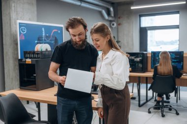Erkek ve kadın ayakta duruyor. Tasarımcı takımı ofiste birlikte..