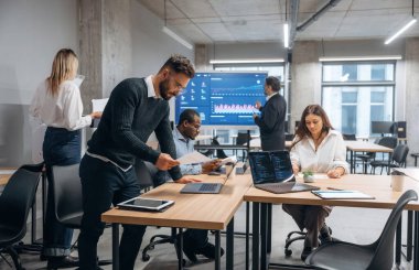 İnsanlar meşgul. Bir grup ofis çalışanı içeride birlikte..