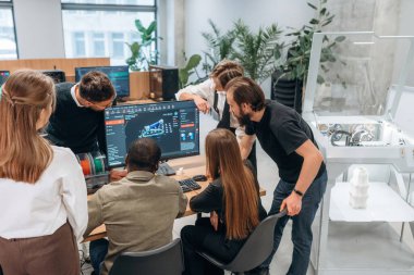 Heyecan verici bir proje, 3D baskı. Tasarımcı takımı ofiste birlikte..