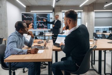 Kurumsal gebelik. Bir grup ofis çalışanı içeride birlikte..