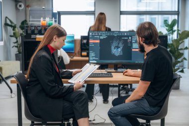 3D yazdırma yazılımı kullanılıyor. Tasarımcı takımı ofiste birlikte..