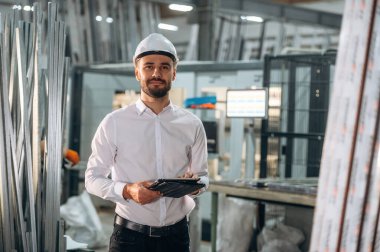 Modern dijital tablet. İnsanlar modern fabrikada çalışıyor..