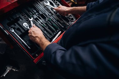 Bir sürü araçtan seçmeler. Araç servis istasyonundaki tamircinin görüntüsünü kapat.