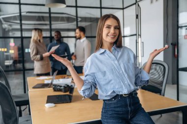 Güzel kadın. Profesyonel işçiler modern ofiste birlikte çalışıyorlar..