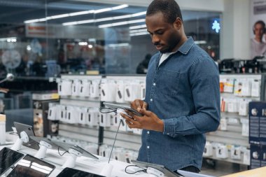 Dijital tablet ellerinde. Ev gereçleri dükkanındaki adam..