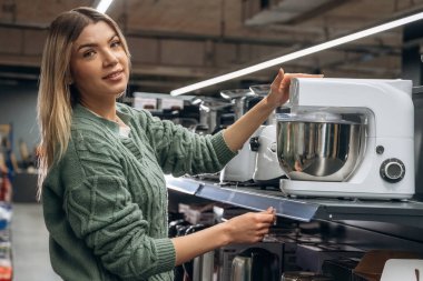 Kadın hırdavatçı dükkanında, alışveriş konsepti..