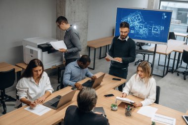 Yeni proje, bir grup insan meşgul. Bir grup ofis çalışanı içeride birlikte..