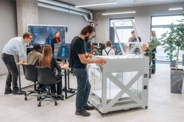 Yüksek kalite 3D yazıcı. Ofiste insanlar var..