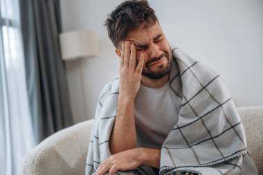 Üzgün, ağlayan, depresyon. Hasta adam evde kendini kötü hissediyor..