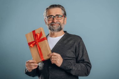 Yeni yıl hediyeleri. Sunbae stüdyoda arka planda bekliyor..