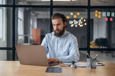 Laptop kullanıyorum. İşadamı ofiste çalışıyor..