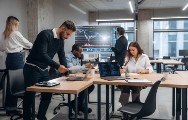 Masanın yanında. Bir grup ofis çalışanı içeride birlikte..