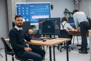 3D yazdırma yazılımı kullanılıyor. Tasarımcı takımı ofiste birlikte..