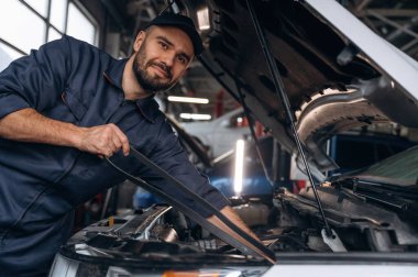 Benzin istasyonu meşgul. Tamirci çalışıyor..