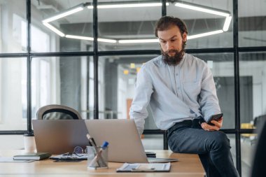 İşadamı ofiste çalışıyor..