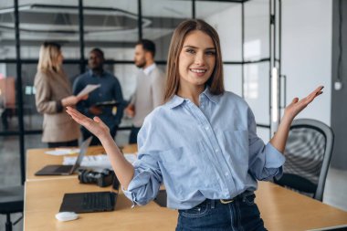Güzel kadın. Profesyonel işçiler modern ofiste birlikte çalışıyorlar..
