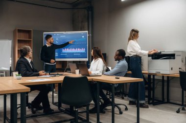 Bilgiler ekrana. Bir grup ofis çalışanı içeride birlikte..