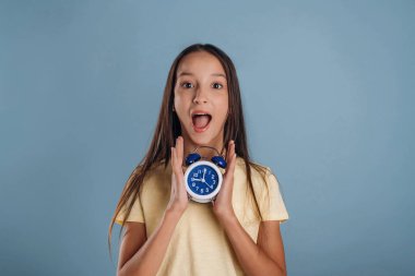 Zaman tükeniyor, şaşırmış, şok olmuş, zamanla. Genç kız arka plana karşı..