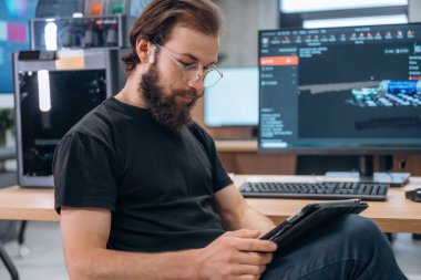 3D yazıcılı bilgisayarla yan görünüm. İnsan modern ofiste, tek kişidir..