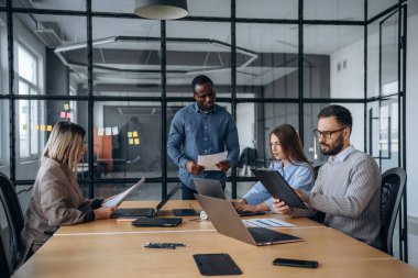 İş kavramı. Profesyonel işçiler modern ofiste birlikte çalışıyorlar..