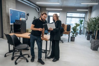 Heyecan verici bir proje, 3D baskı. Tasarımcı takımı ofiste birlikte..