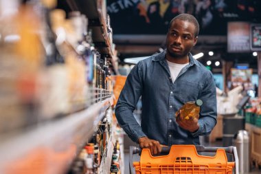 Mal arıyorum. Erkek müşteri süpermarkette..