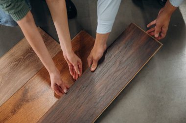 Parke seçiyorum. Erkek ve kadın hırdavatçıdalar..