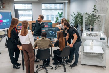 İş projesi, bilgisayarla. Tasarımcı takımı ofiste birlikte..