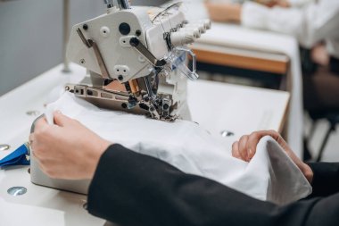 Manzarayı kapat. Terzi içeride çalışıyor..