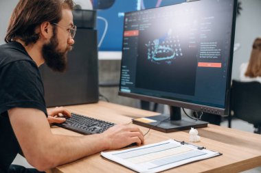 3D yazıcılı bilgisayar. İnsan modern ofiste, tek kişidir..