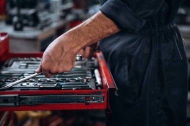 Bir sürü araçtan seçmeler. Araç servis istasyonundaki tamircinin görüntüsünü kapat.