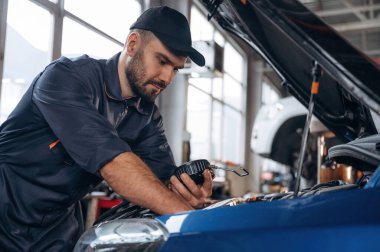 İşine odaklan. Tamirci bir araba istasyonunda..