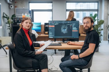 Tasarımcı takımı ofiste birlikte..