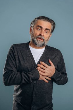 Göğüs ağrısı, kalp krizi. Sunbae stüdyoda arka planda bekliyor..